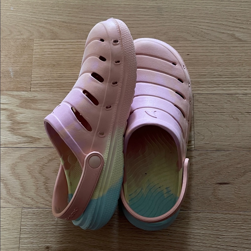 Crocs Kids' Lightweight Pink Slip-On Clog size 4 - Picture 2 of 3